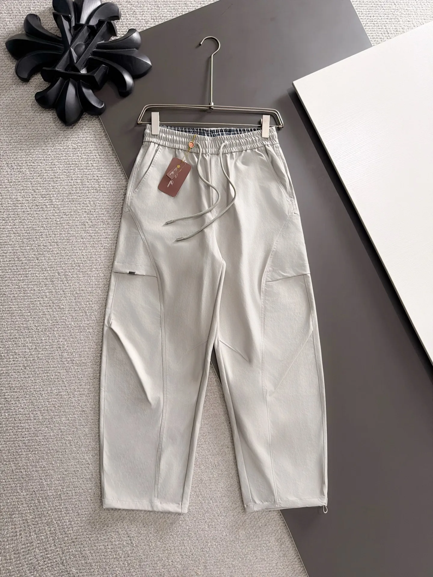 Next day shipment LP high quality Loro Piana 26ss autumn and winter new high-quality trousers Compare real-life details at will A perfect choice for autumn and winter. A must-have item. Sizes: M to 3XL (please state your height and weight when placing an order)